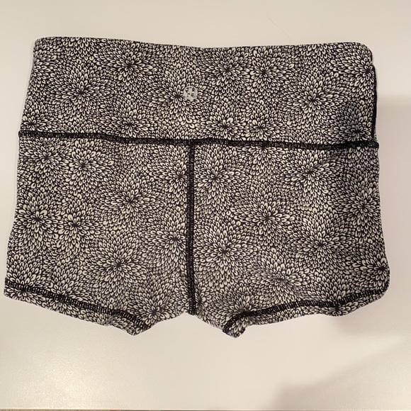 lululemon shorts - Picture 2 of 3